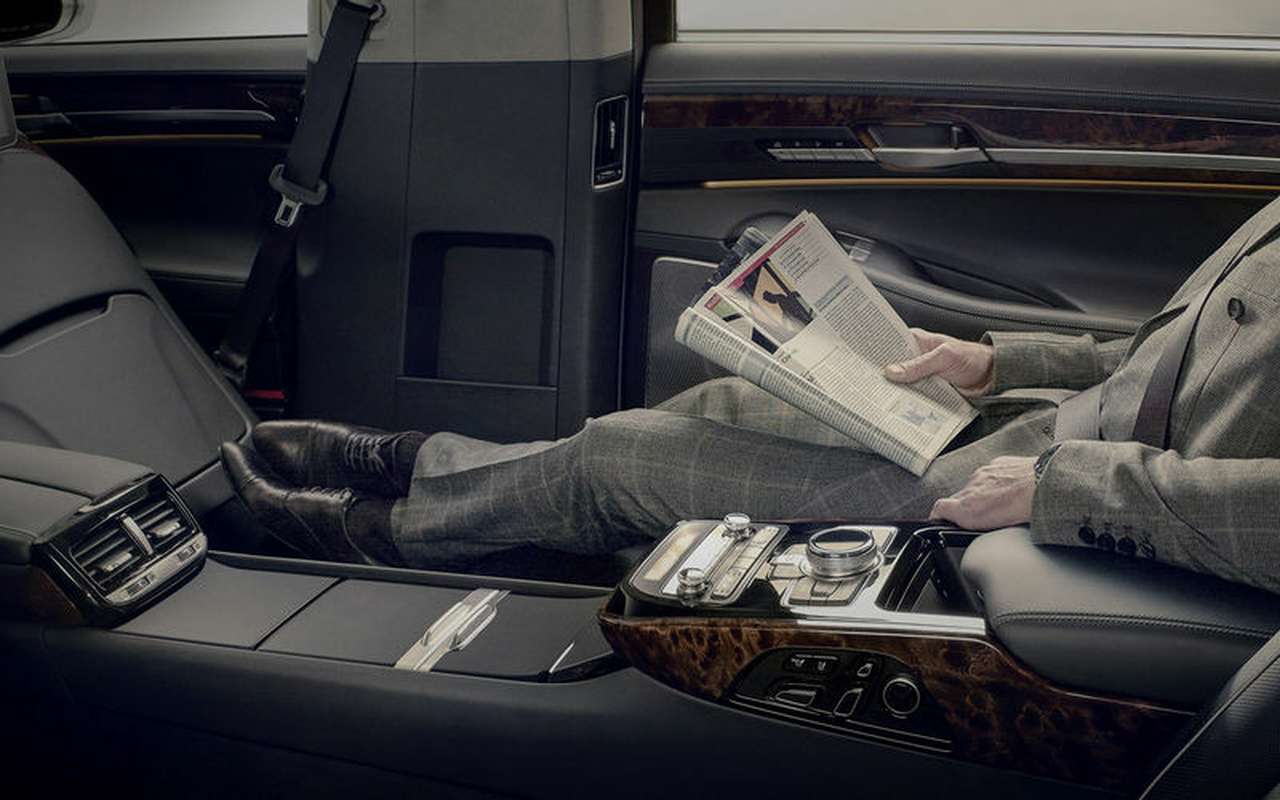 Шопинг, садик, школа... — чиновник наездил по срочным делам на 100 тыс. руб.