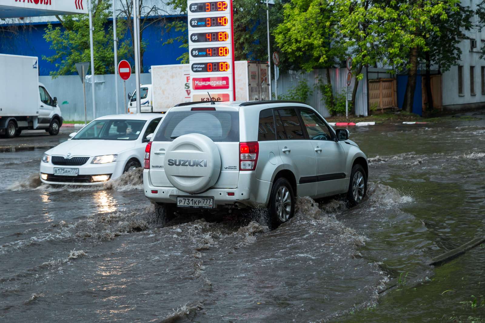 Дождь 6 июля 2024. Ливень машина. Москву залило. Новосибирск залило дождем. Ижевск машина машина поплыла.