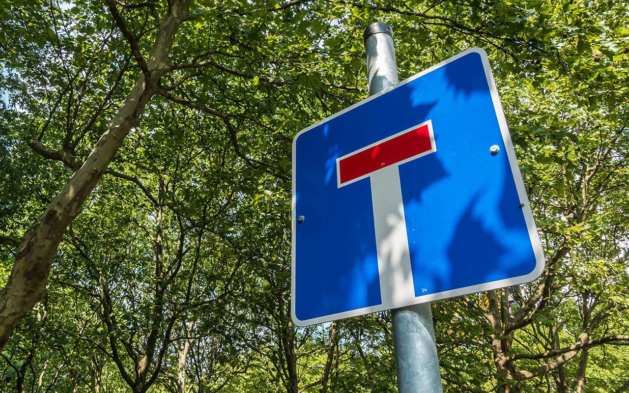 Водителя оштрафовали за парковку в тупике — ВС штраф отменил