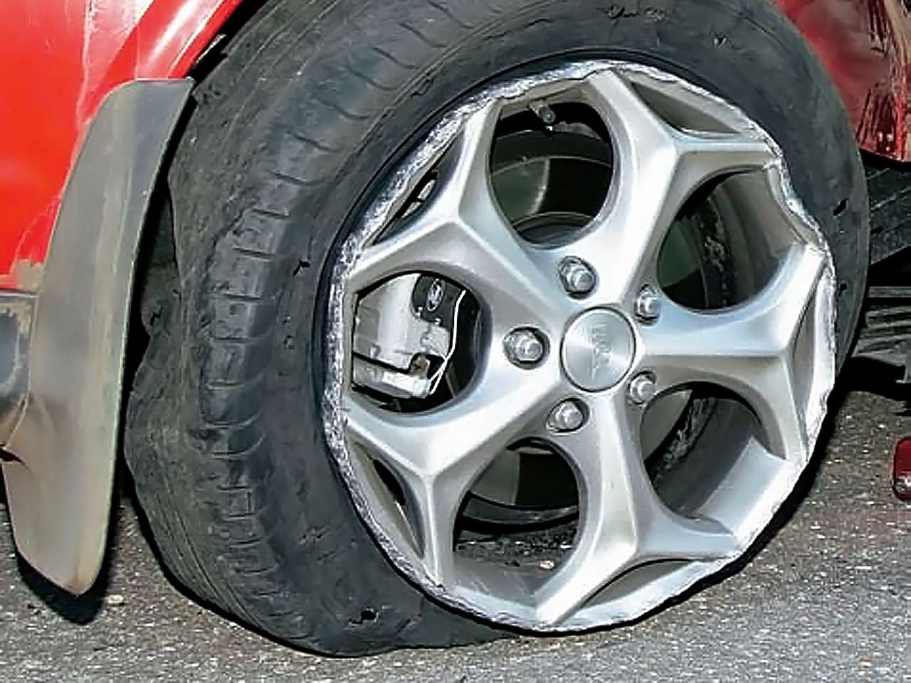 Скрываясь от ГИБДД, водитель протаранил 25 автомобилей