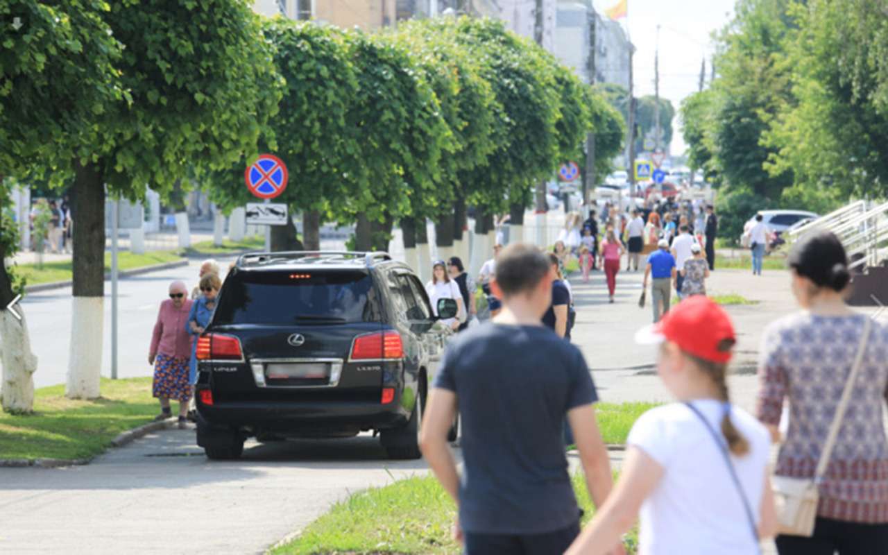 Ведущий «Поля чудес» проехал по тротуару в Чебоксарах