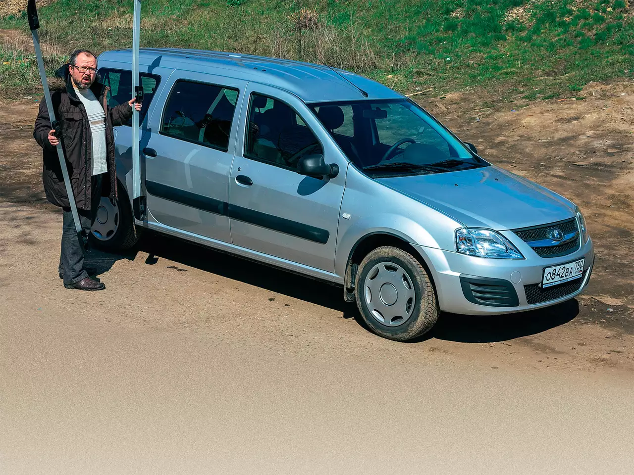 У Ларгуса в комплектации «Норма» нет релингов – они есть лишь в «Люксе» со 105‑сильным мотором, который предлагают за 589 200 рублей. А ведь у семиместной машины грузовой отсек скукоживается до размеров среднего чемодана – без багажника на крыше никак! Значит, надо его установить самостоятельно.