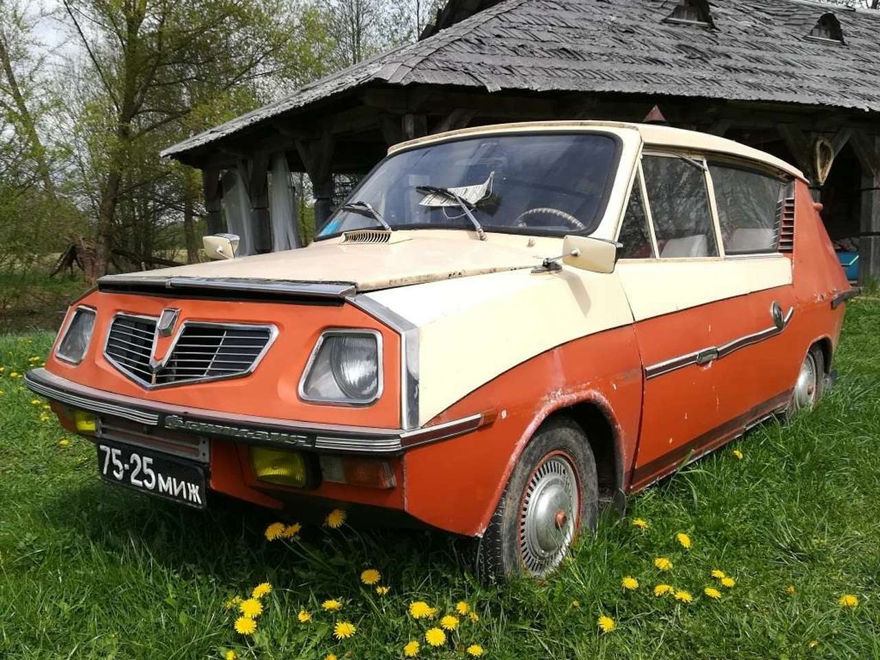 В Беларуси были свои "самоделкины". Движение "Самавто" было популярным в СССР. Одна из самых необычных белорусских самоделок это автомобиль "Фантазия". В конце 1960-х её начал строить минчанин Борис Иосифович Каравкин, художник. Автомобиль получился оригинальным. Увы, не так давно Борис Иосифович скончался. Теперь "Фантазия" экспонат в "Забродье".