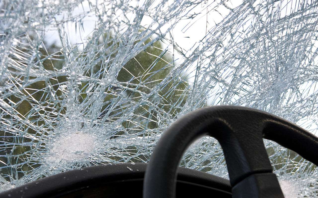 В аварии на западе Москвы пострадали припаркованные вдоль дороги автомобили.