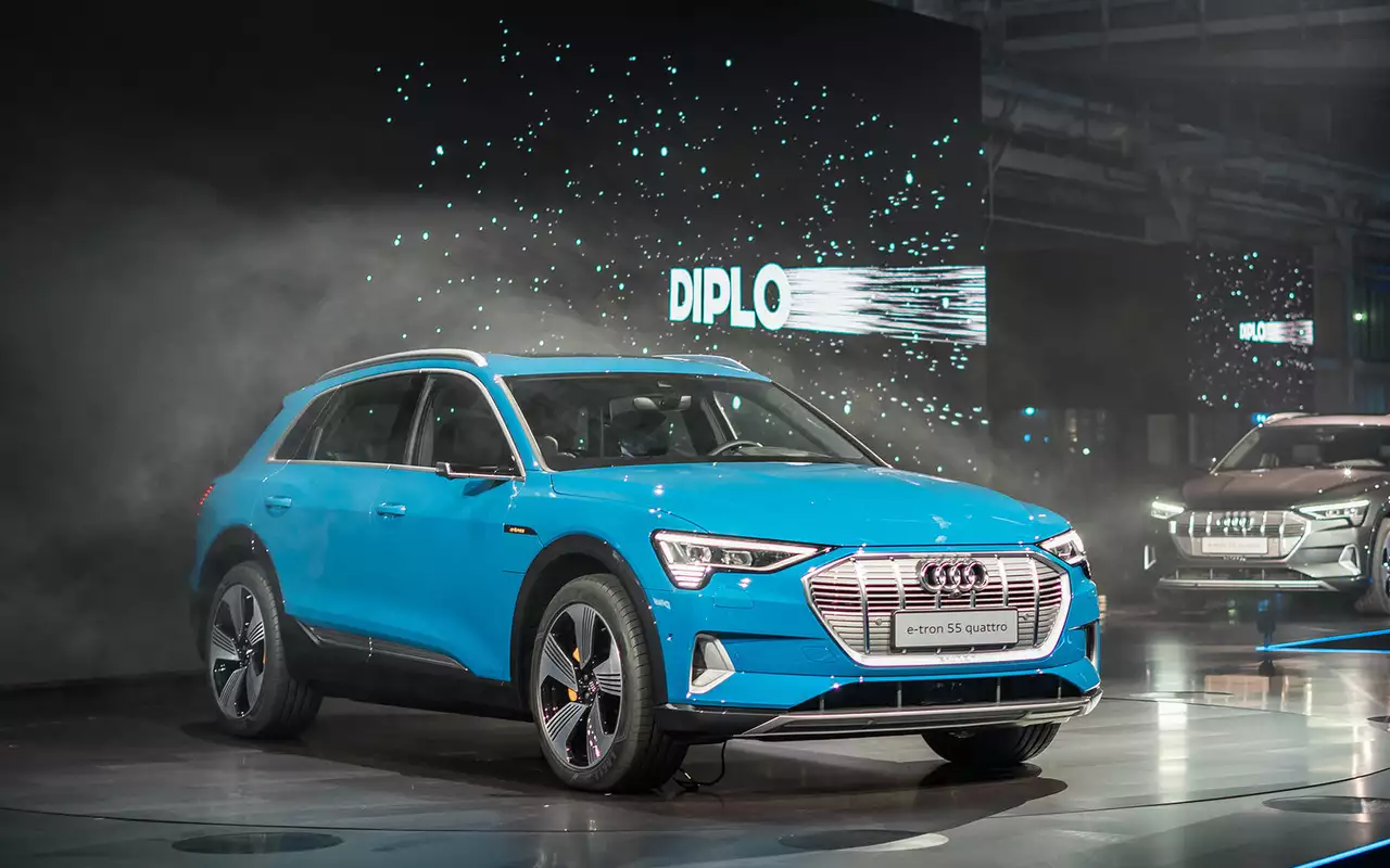 Audi e-tron quattro: два электромотора и камеры вместо зеркал
