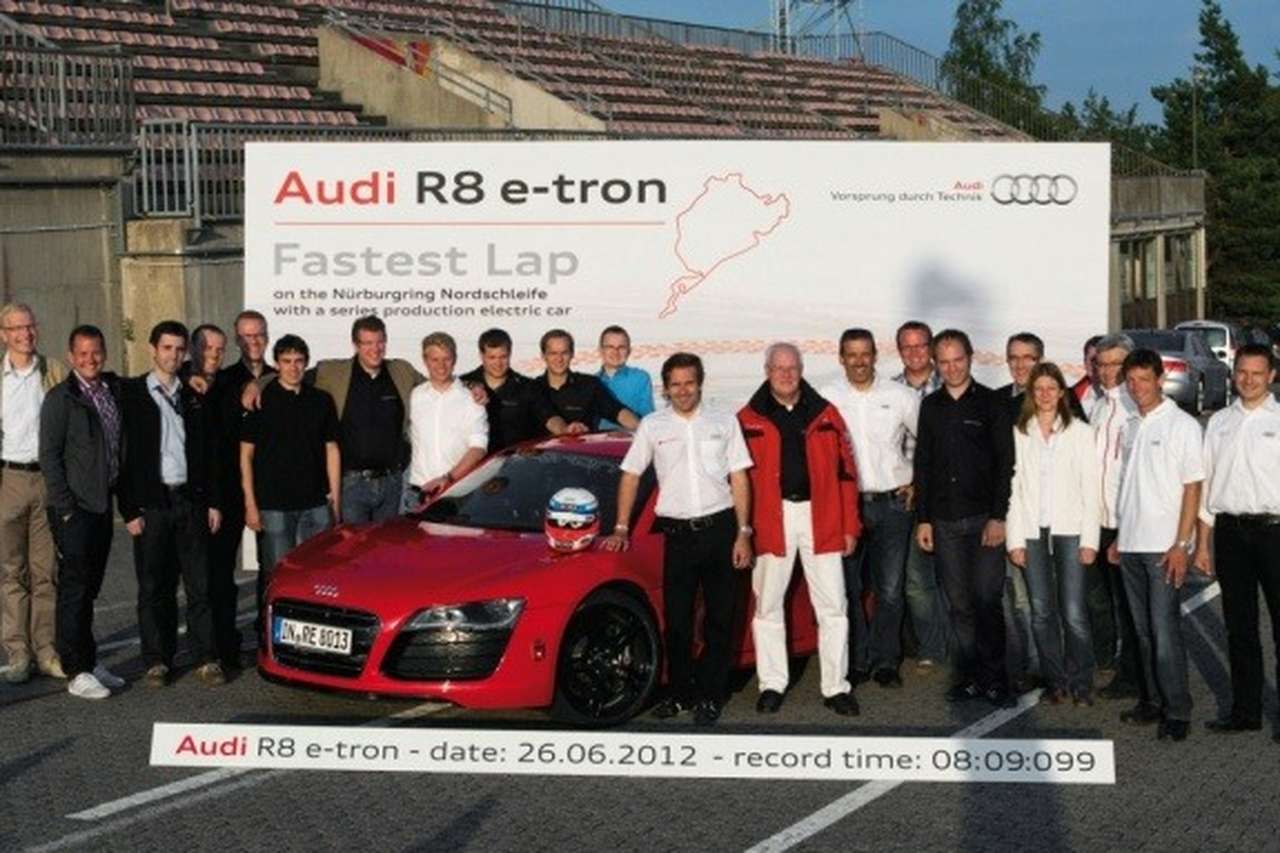 Audi R8 с бензиновым мотором V8 4.2 FSI на 122 л. с. мощнее «и-трона» и на 220 кг легче его. К тому же, максимальная скорость «углеводородной» машины на 52 км/ч выше, нежели у электро-R8 без ограничителя. Учитывая все это, разрыв в 7 секунд между двумя «эр-восьмыми» можно считать мизерным (R8 еще с 420-сильным ДВС проезжал «Зеленый ад» примерно за 8 минут 2 секунды). Со схожими энерговооруженностью и «максималкой» R8 V8 отстал бы куда сильнее