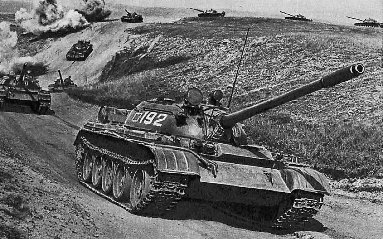 Танки на марше. Фото Н. Куличенко