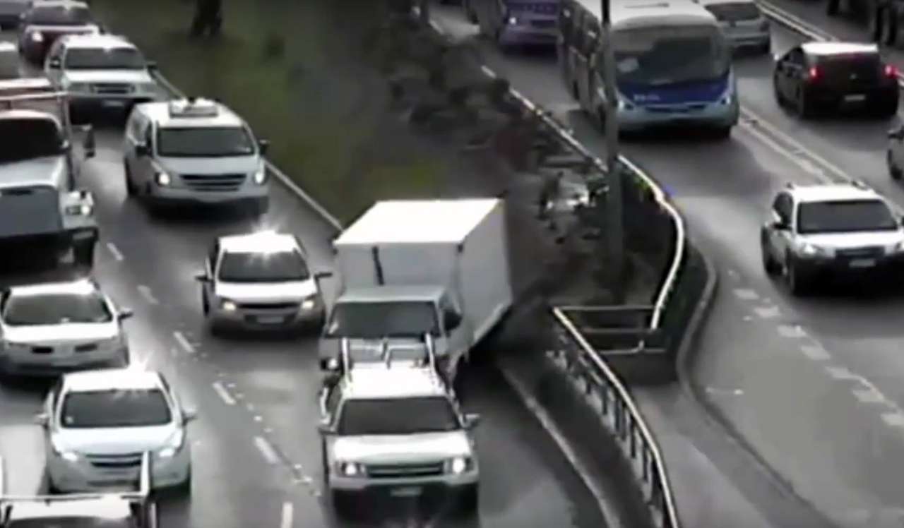 Водитель-наркоман сыграл в GTA прямо на дороге