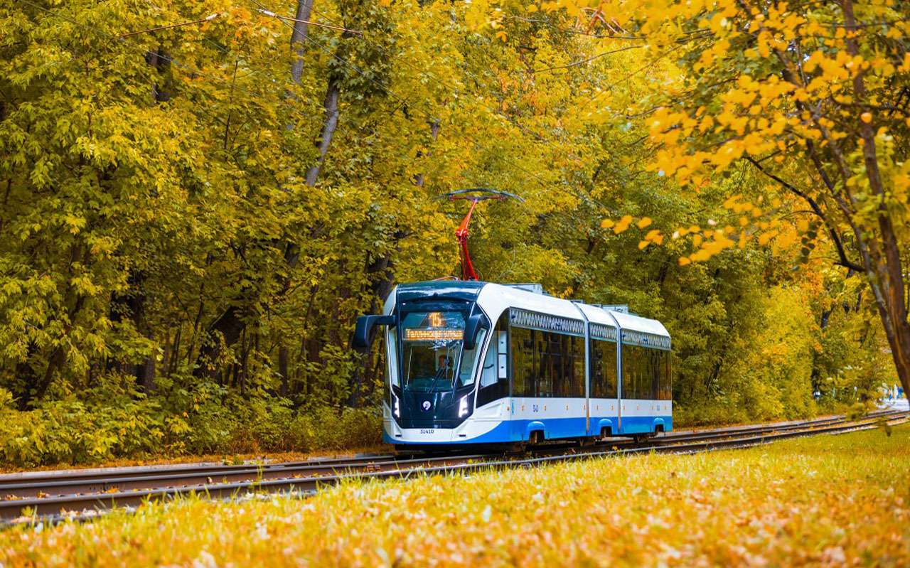 На трамваях появились стикеры с напоминанием о необходимости оплаты проезда при входе