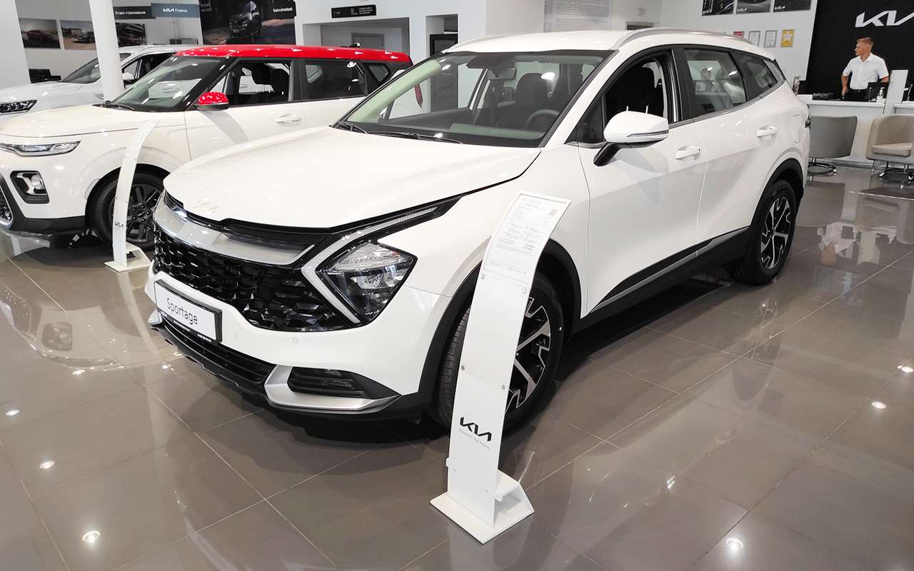 Какие машины остались у дилеров: рейд по автосалонам (осень-2022)