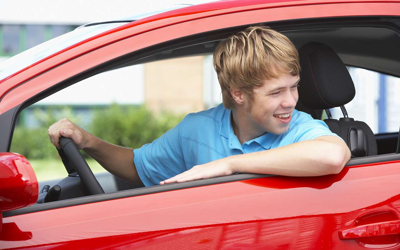 Хочу подарить машину подростку — как это сделать по закону?