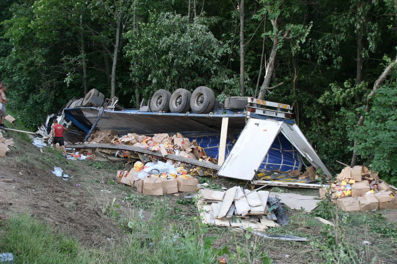 Виноватым в этом происшествии был, скорее всего, водитель грузовика