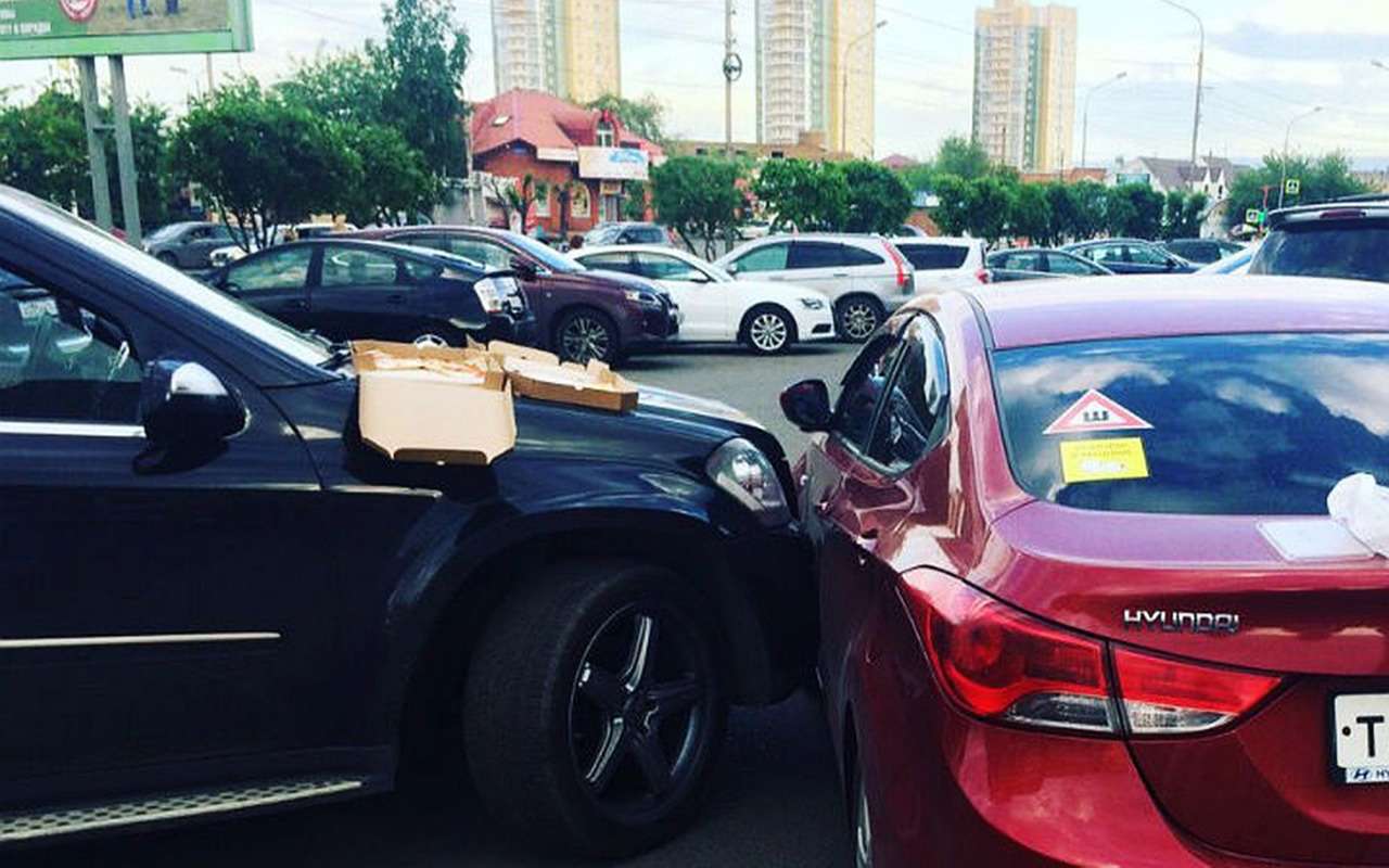 Пикник после аварии:  в ожидании ГИБДД девушки заказали пиццу