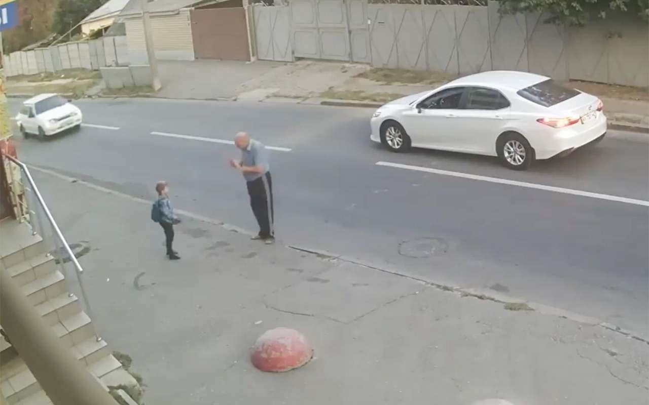 Свечку надо поставить: ребенка сбивает машина, а тому хоть бы что! (но видео — жесть)