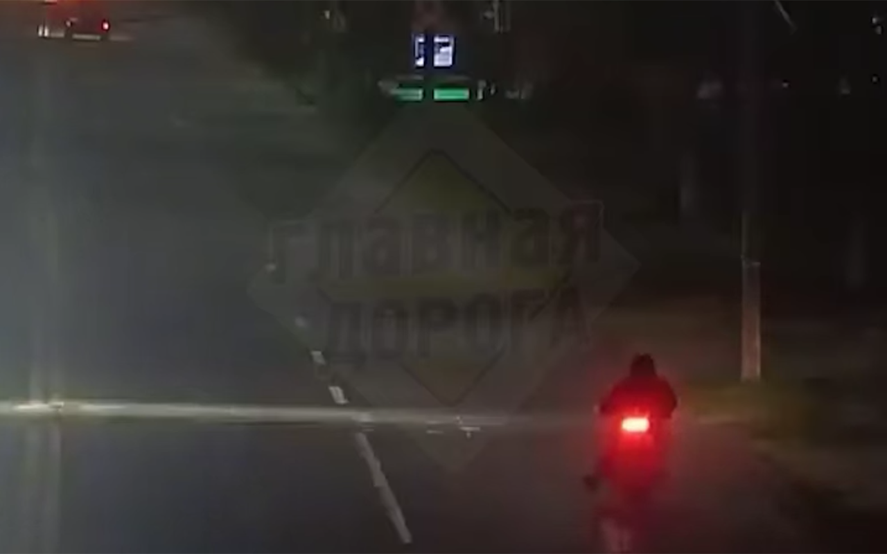 Удержался в седле, но получил с ноги: невероятный случай наглости