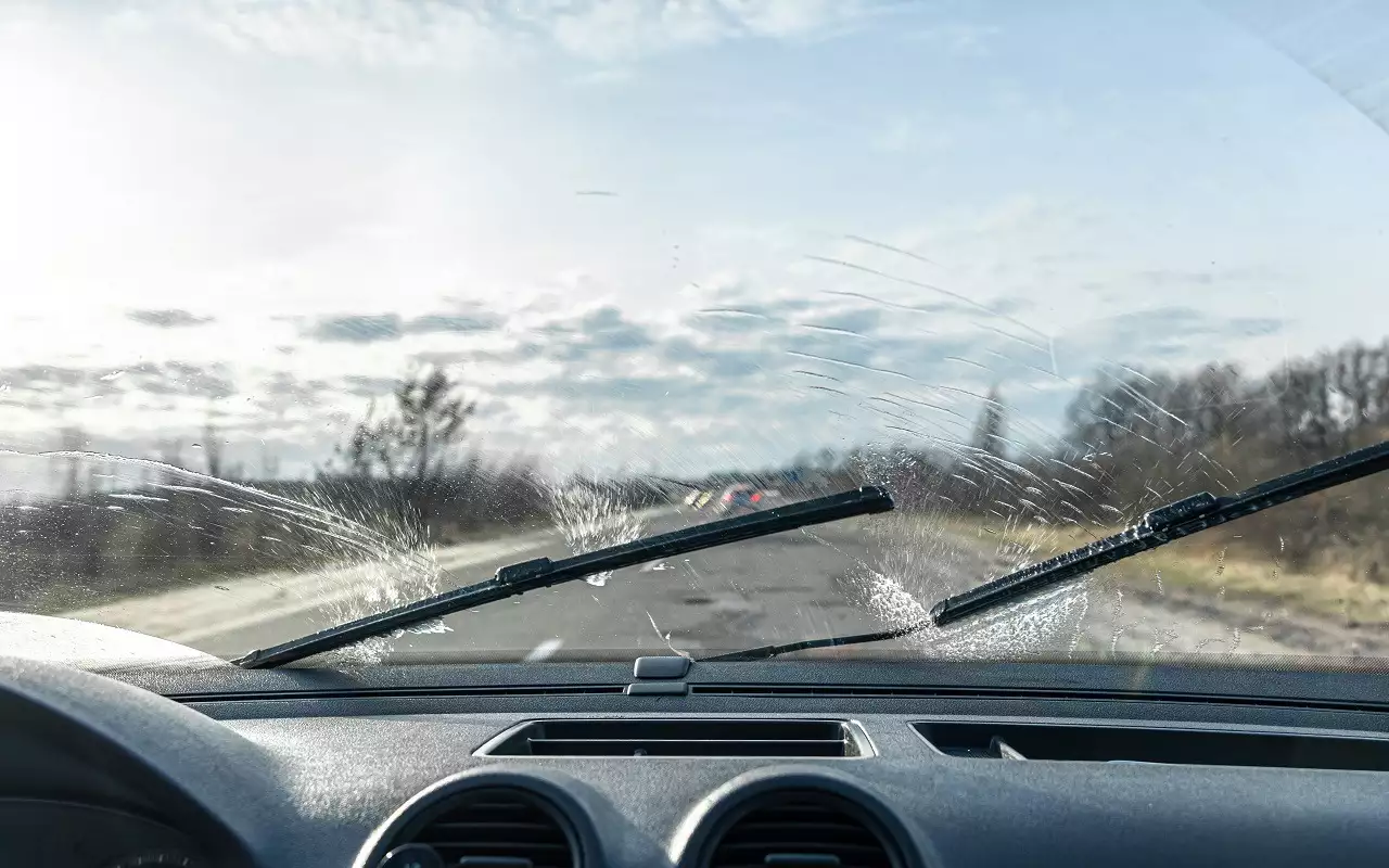 Зима и грязь не помеха — продлеваем жизнь «дворникам»!