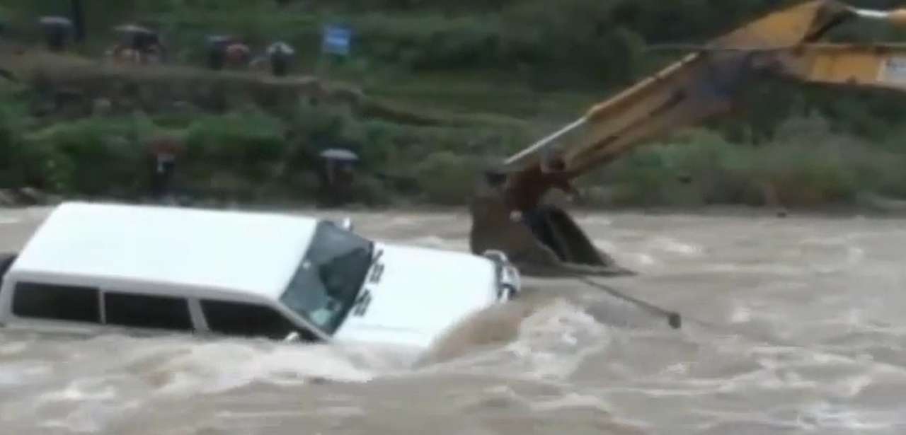 Экскаватор спас водителя из тонущего автомобиля (ВИДЕО)