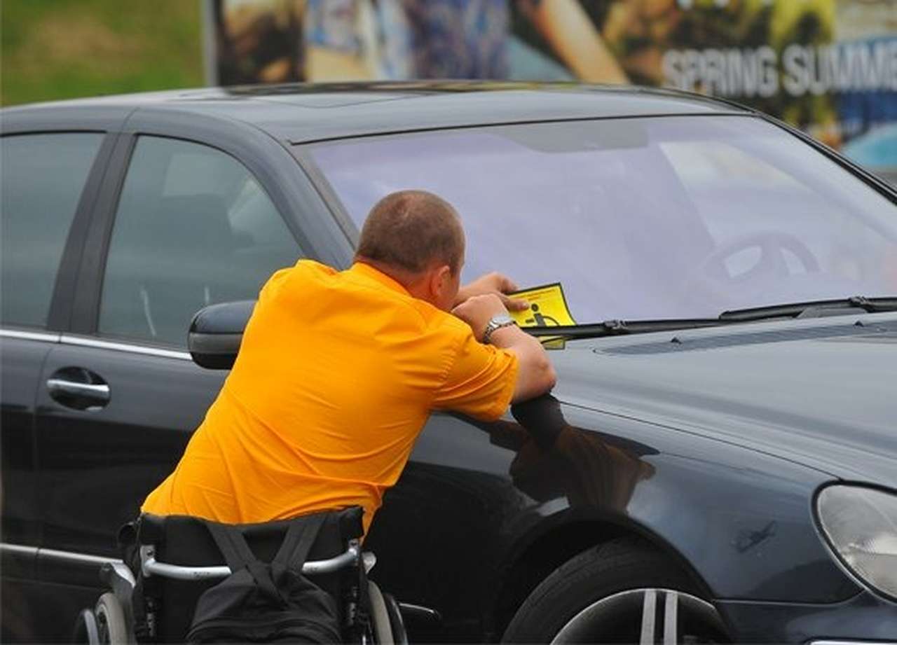 Кемеровские автоинспекторы стали строго следить, чтобы это очевидное человеческое правило безоговорочно выполнялось, когда инвалиды приезжают за услугами в ГИБДД. Ведь здесь оно не всегда работало: не на ногах же, мол, надо ждать очереди.