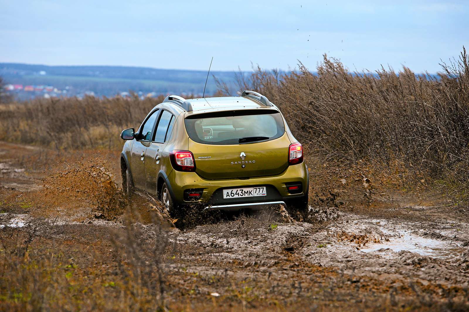 Что лучше рено сандеро степвей или лада х рей - 85 фото