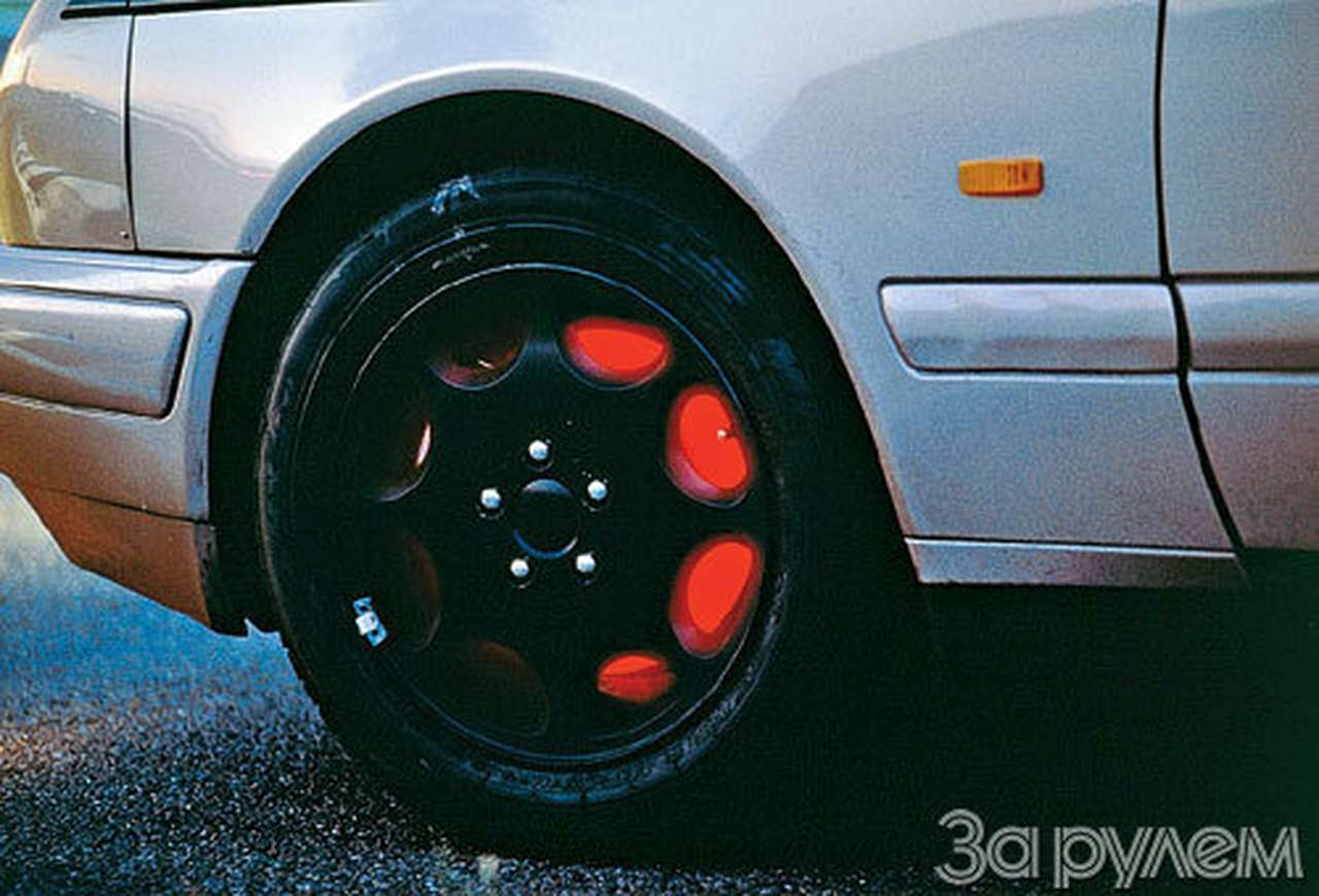 Красен "рено" тормозами