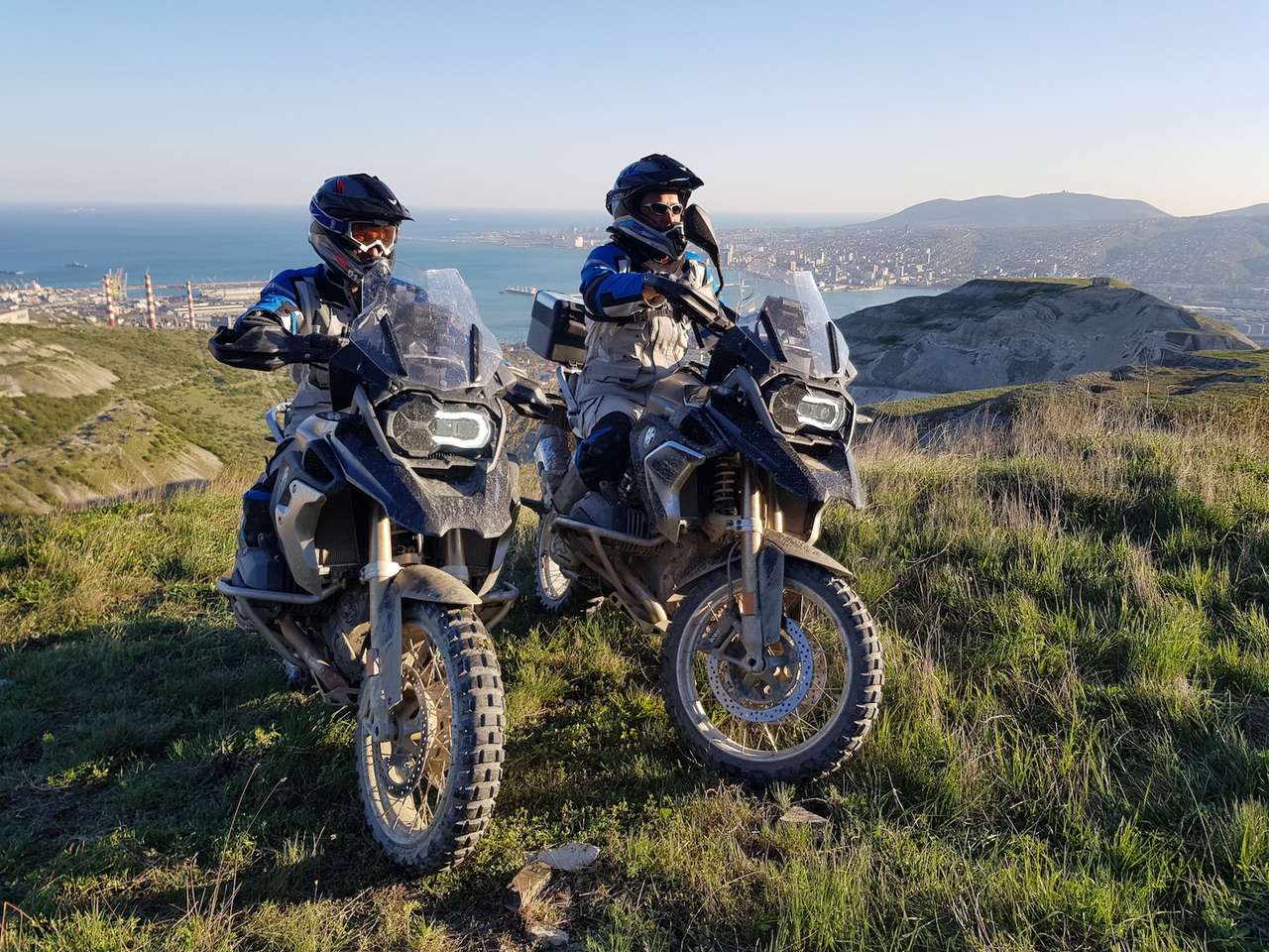 Передвигаться по горам без проблем, сохраняя лидерские позиции в классе эндуро, BMW R 1200 GS позволяет максимальная адаптация к экстремальным условиям.