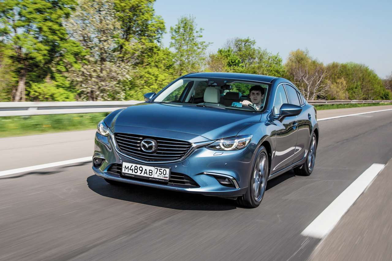 Mazda 6 2,5 л (192 л.с.) 6АТ: от 1 270 000 руб. Фары не только приобрели новые светодиодные ДХО в виде полуочков, но из-за ставшей более массивной V-образной окантовки облицовки радиатора слегка изменили свою форму
