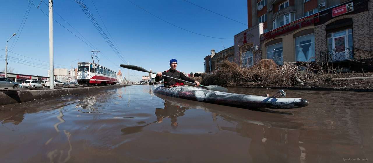 Омскую лужу переплыли на байдарке