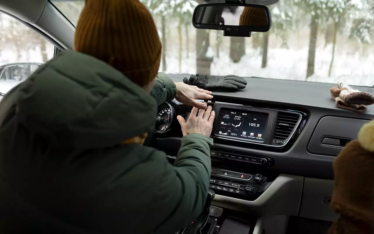 Простые способы вернуть прозрачность запотевшим автомобильным стеклам