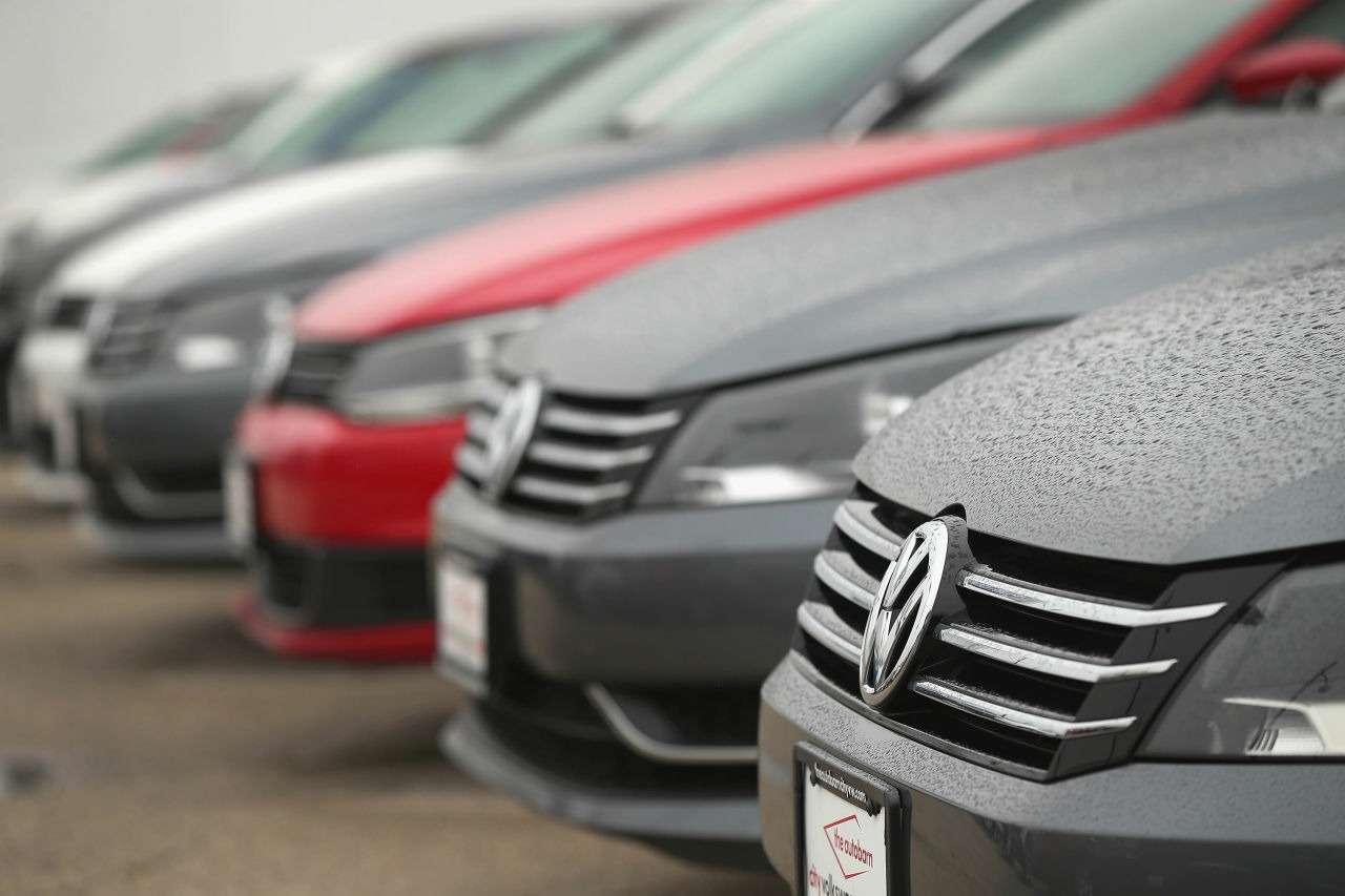 Продажи Volkswagen в США сократились почти на четверть