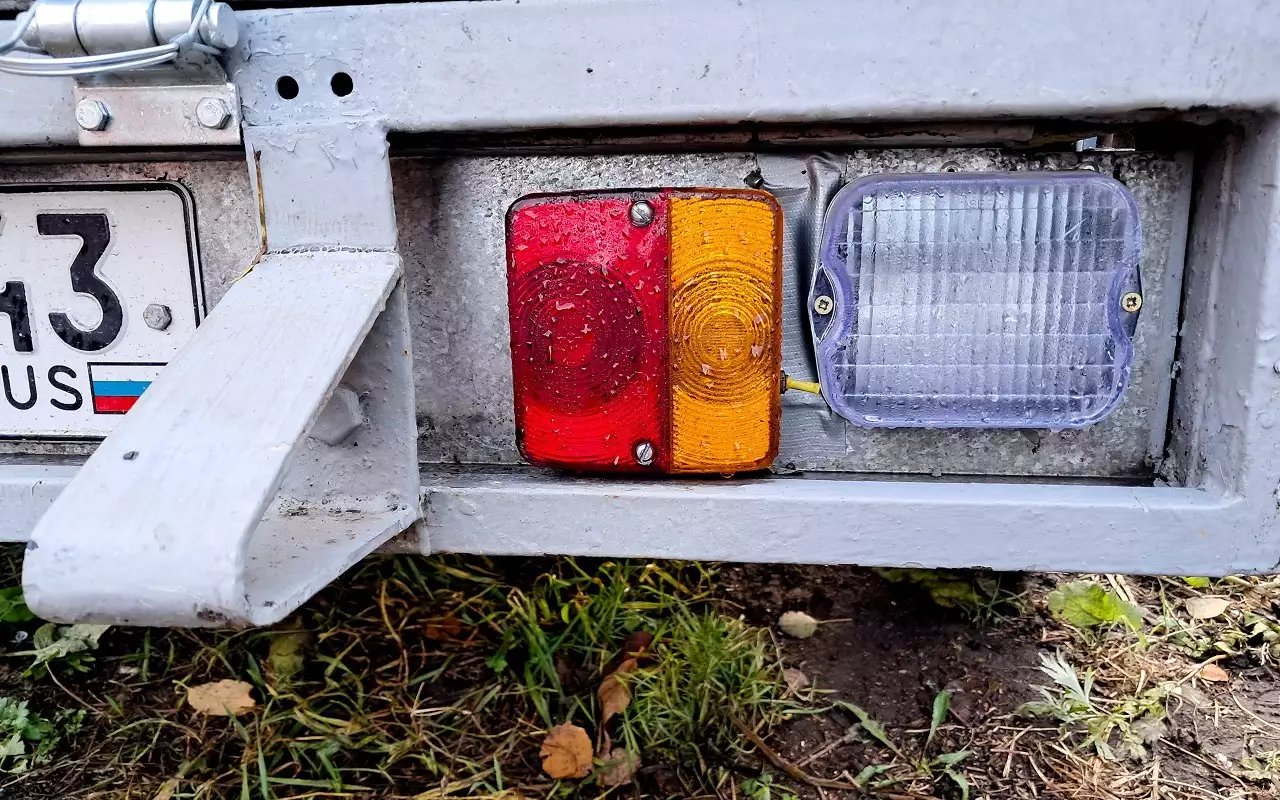 Фонарь заднего хода от УАЗ Хантер на прицепе