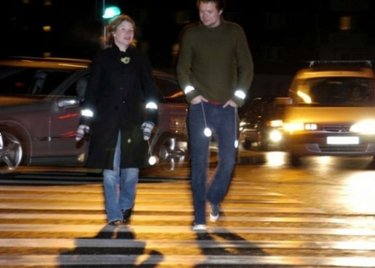 Пешеходам и велосипедистам подарят светоотражатели 