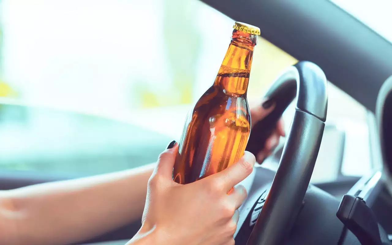 После праздника — за руль: через сколько часов выветривается алкоголь