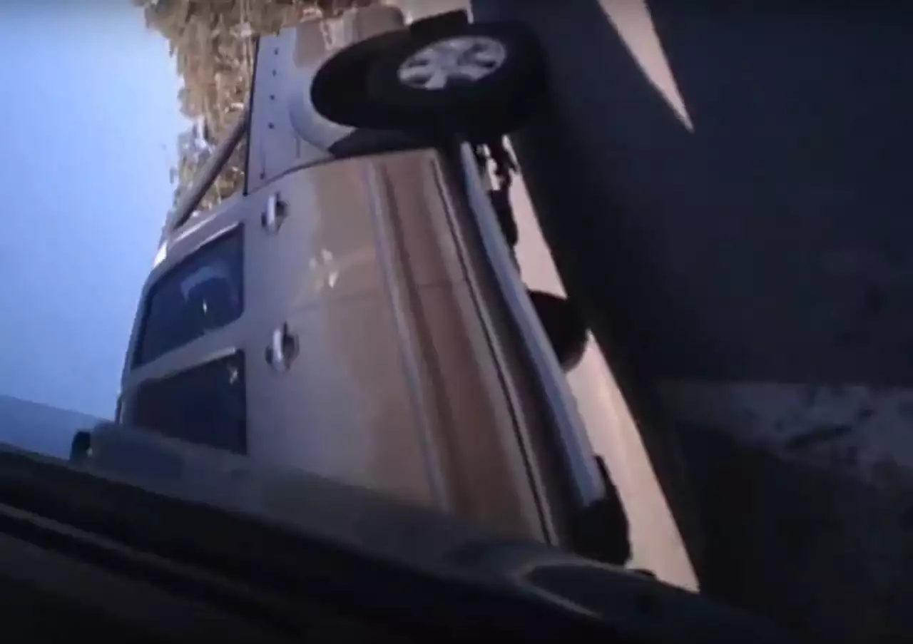 Пикап против легковушки: проигравший лег на бок