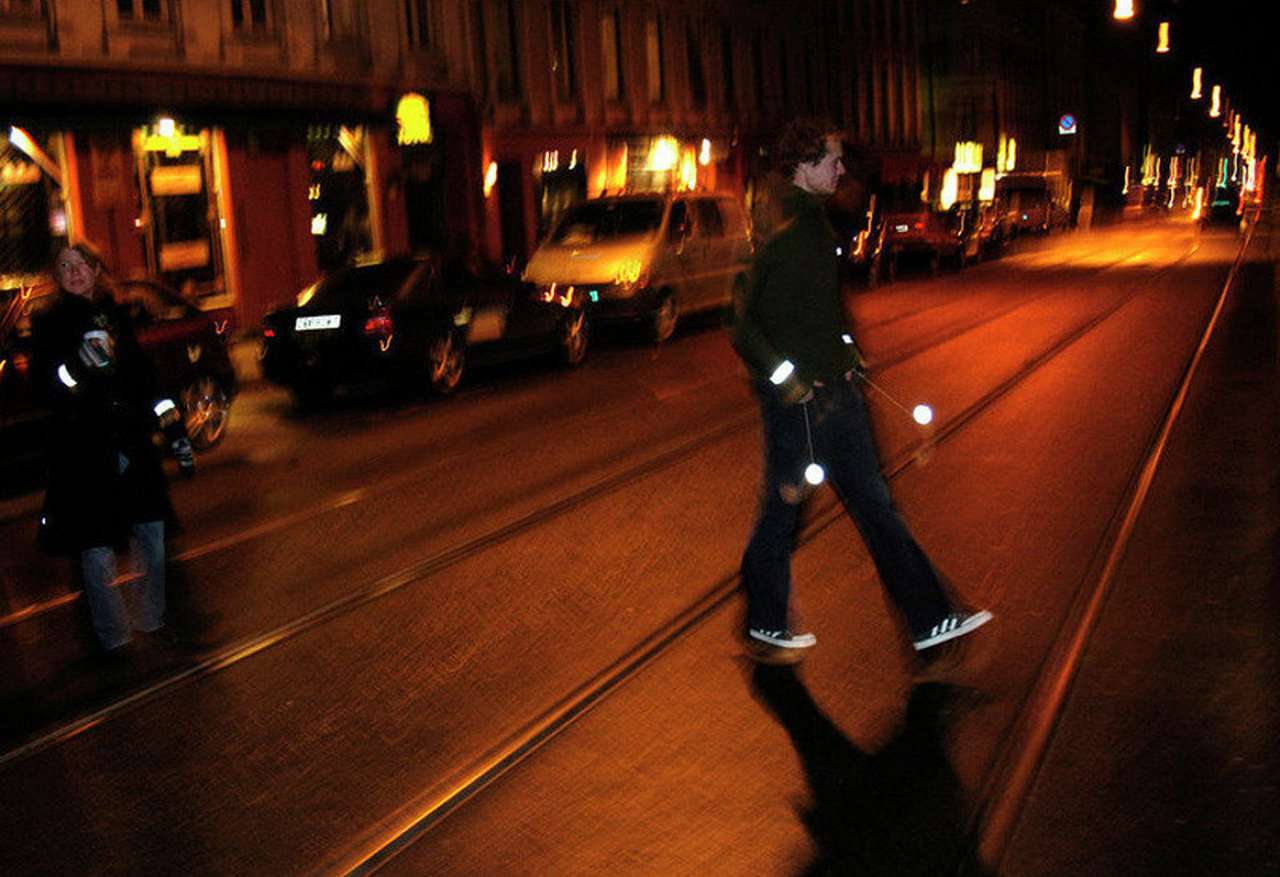 Пешеходов заставят носить светоотражатели на одежде