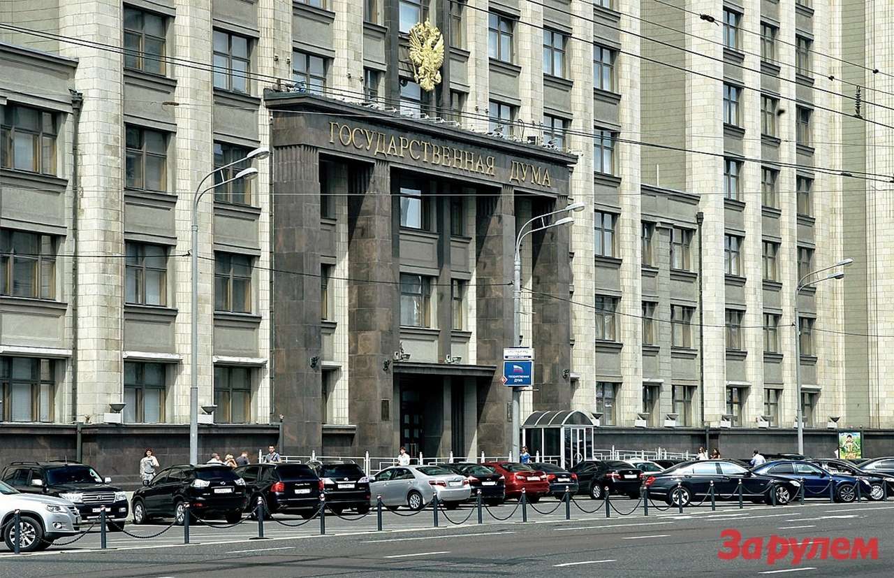 Для организации парковки автомобилей Госдумы от одной из главных магистралей столицы «откусили» пять рядов; из-за этого, в частности, пришлось даже менять организацию движения в центре Москвы. Один данный факт уже достаточно хорошо характеризует отношение депутатов к проблемам простых людей. Кстати, в советское время машинам чиновников Госплана, располагавшегося в этом здании, для стоянки вполне хватало внутреннего дворика.