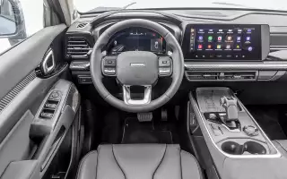 Дизайн и отделка – прежние. Черно-красная обивка теперь полагается только топ-версии.