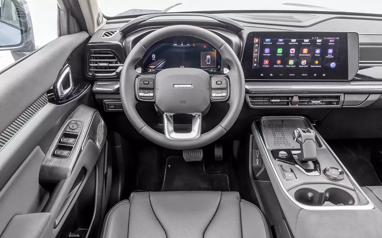 Дизайн и отделка – прежние. Черно-красная обивка теперь полагается только топ-версии.