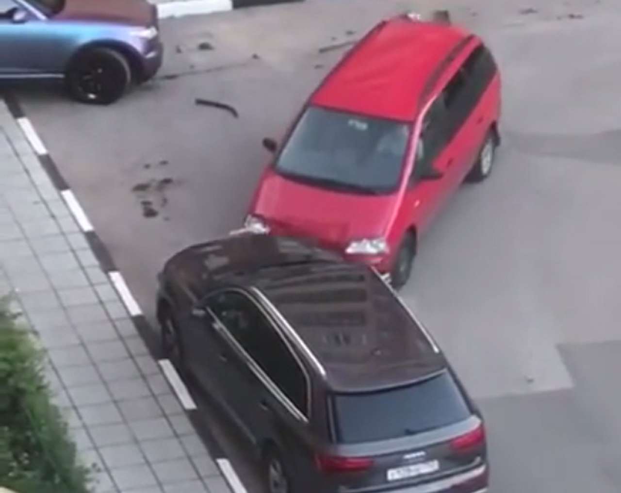 День не задался: мужчина протаранил пять автомобилей на парковке