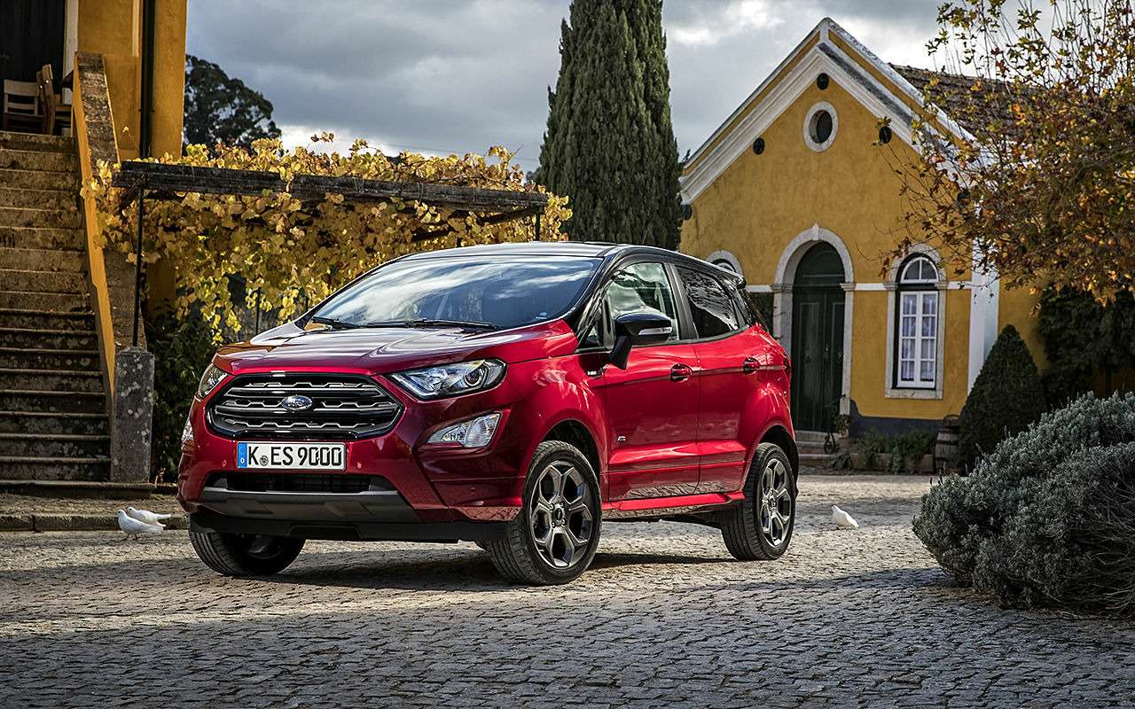 Обновленный Ford EcoSport. У машины новая передняя оптика, бампер, решетка радиатора и противотуманные фары.