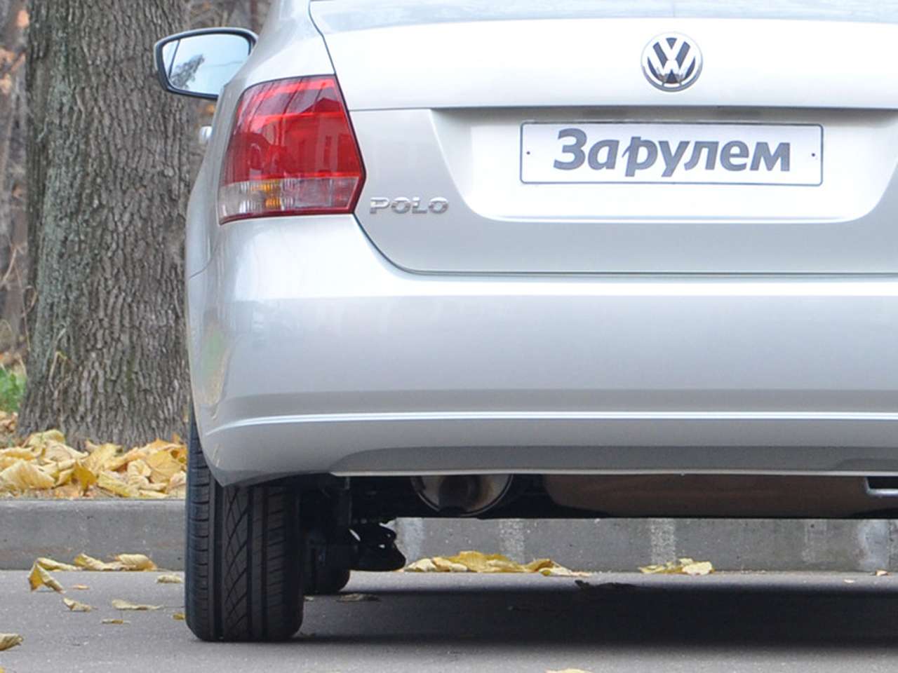 Замена ламп в заднем фонаре Volkswagen Polo седан