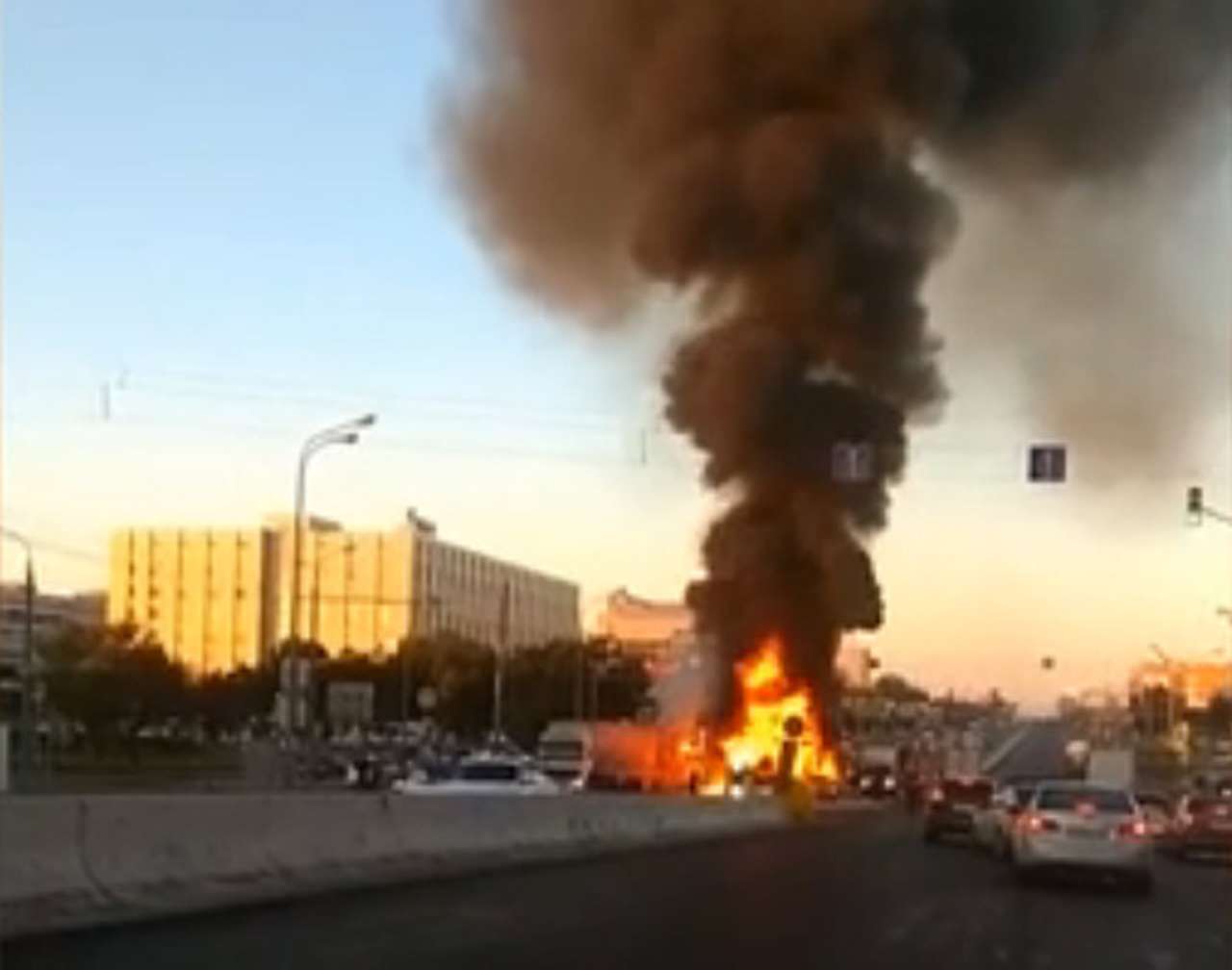 ДТП с пожаром парализовало движение на Варшавском шоссе
