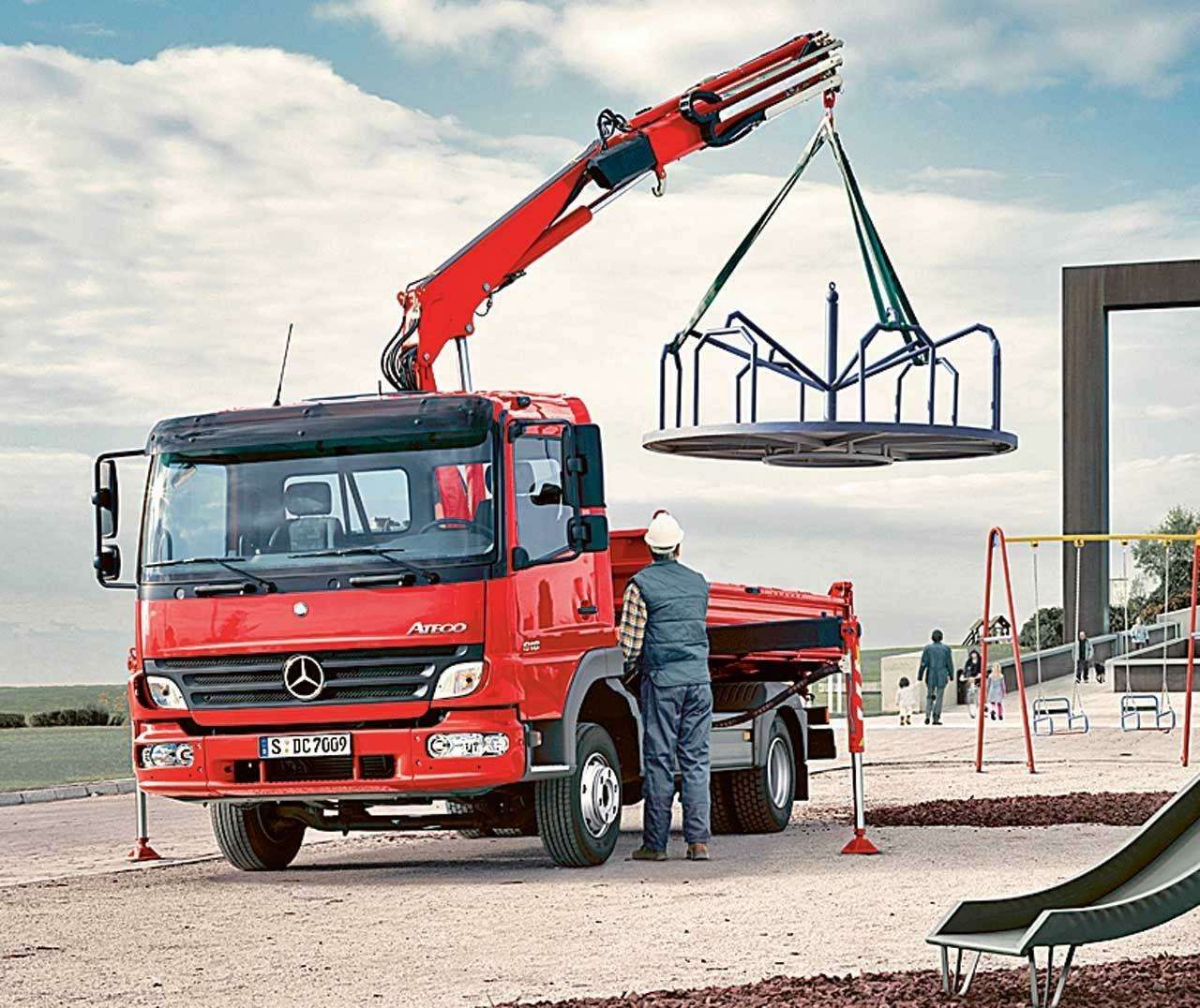 Бортовой кузов с краном-манипулятором – один из вариантов надстроек.
