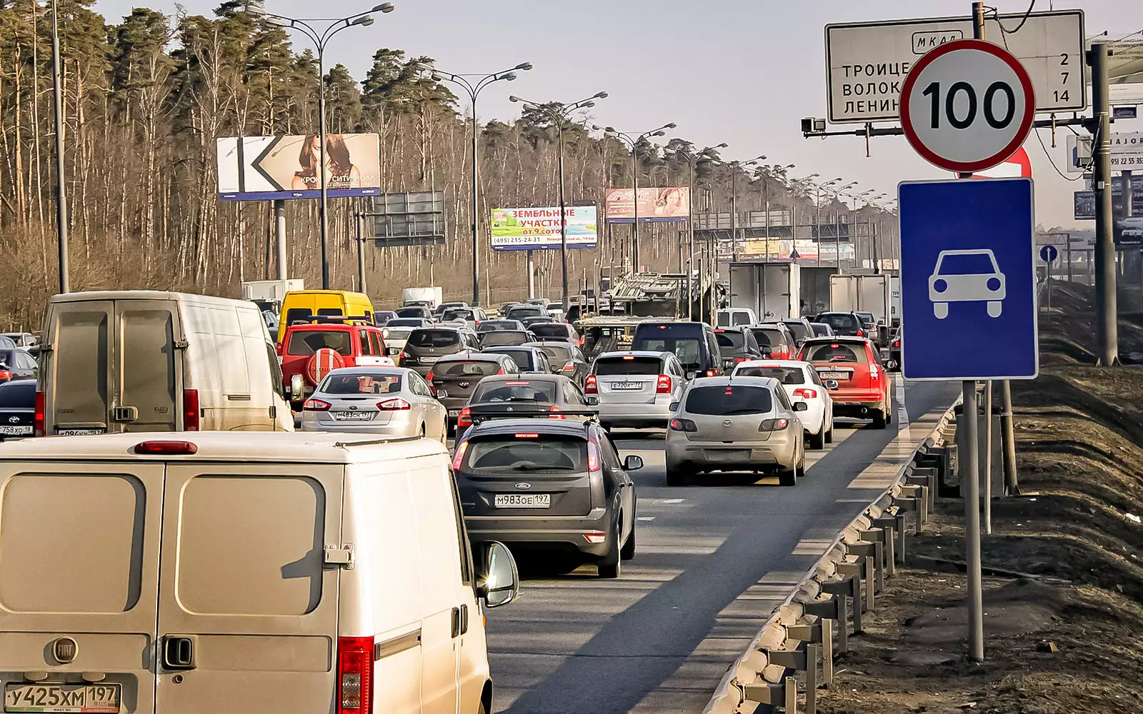 Дорога занята. Как перестраиваться в пробке. Более 3,5 тонн по МКАДЕ В третьем ряду. Убедиться в безопасности маневра фото и картинки.