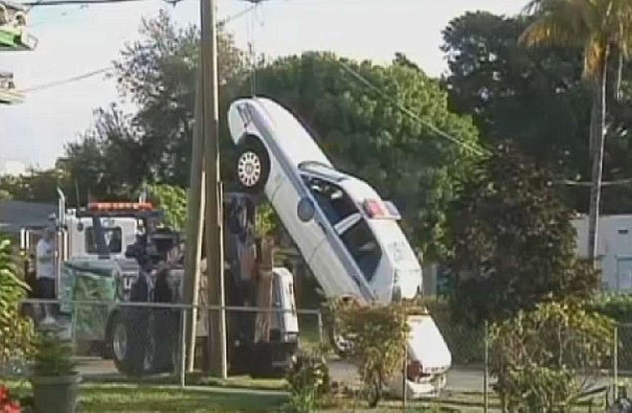 Полицейский заехал на своем авто на фонарный столб