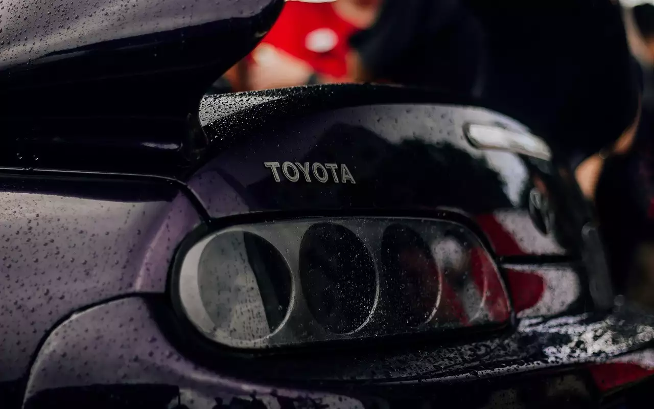 В Toyota прокомментировали сообщения о возобновлении поставок машин в Россию