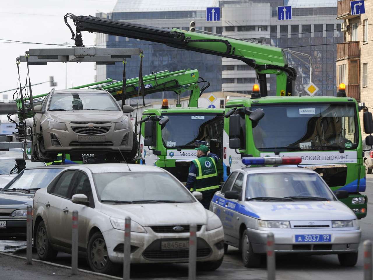 ЛДПР предложила отменить платную эвакуацию автомобилей