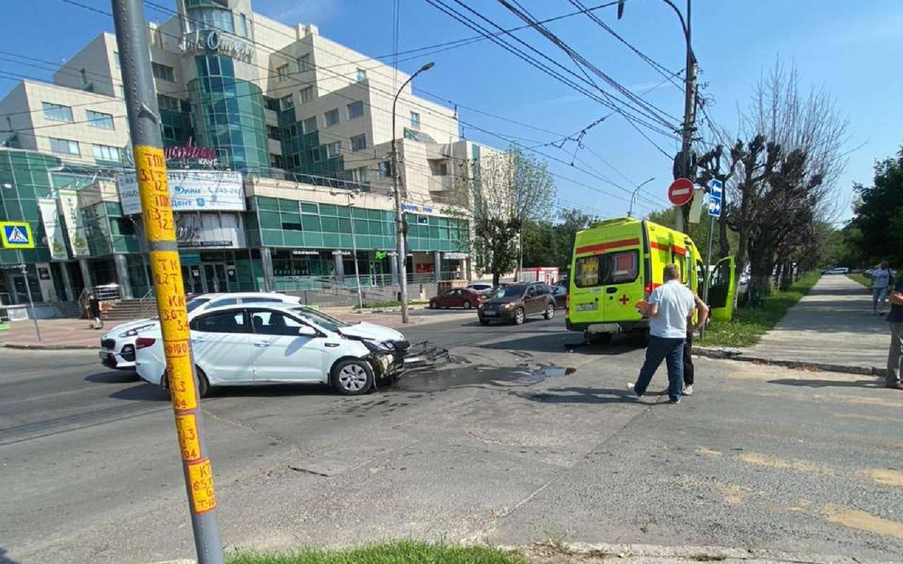 Экипаж машины скорой помощи пострадал в аварии в Рязани