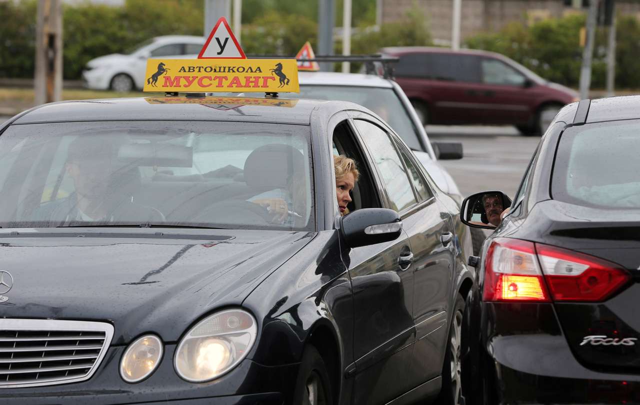 Водителей-новичков хотят ограничить в скорости