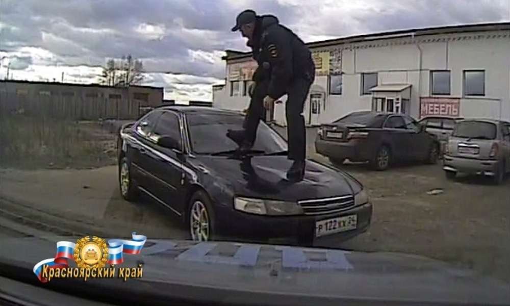 Человек на капоте
