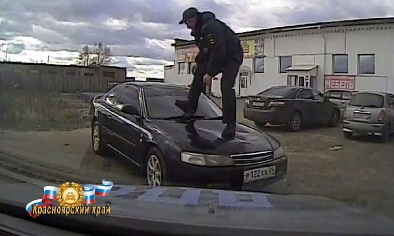 Железная нога ГИБДД - лобовое стекло Тойоты не выдержало